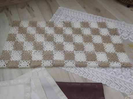 Obrusy krémovo hnedasté, 