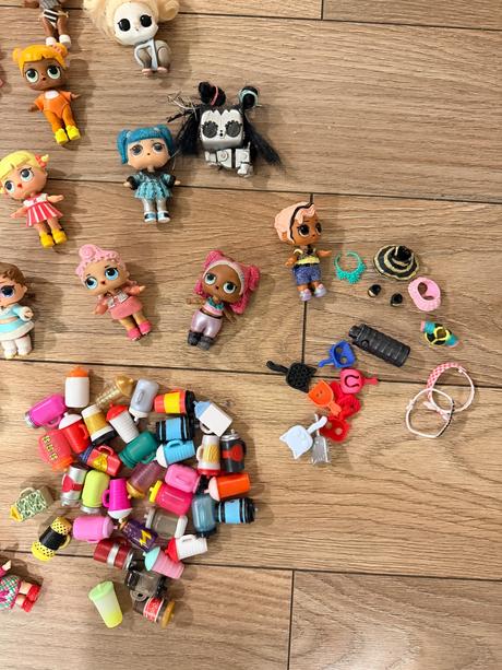 L.o.l 37bábik+6zvieratiek+stojan,