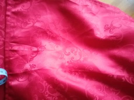 Červený lesklý obrus, 