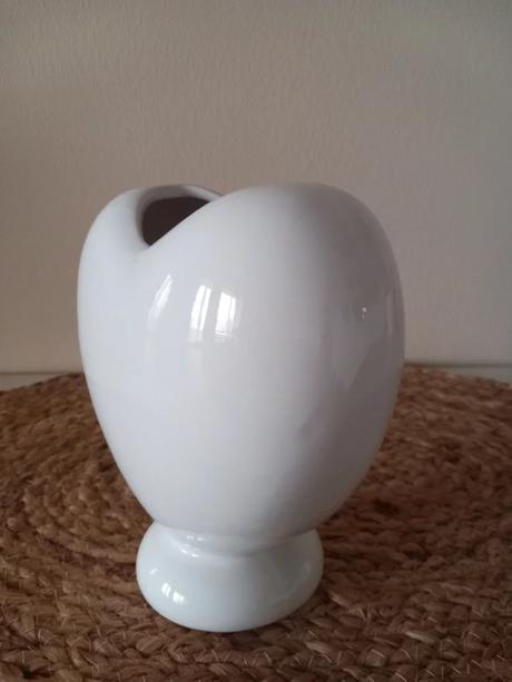 Biela keramická váza v tvare srdca 15x13x8 cm,