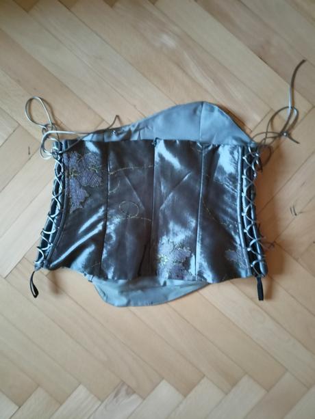 Korzetové spoločenské šaty, 40