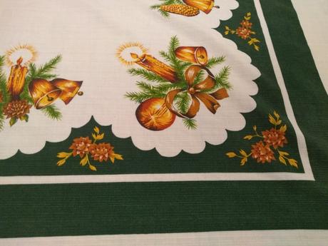 Vianočný obrus retro 109x 134- 20 eur,