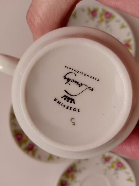 Popolník, šálky s podšálkami, 