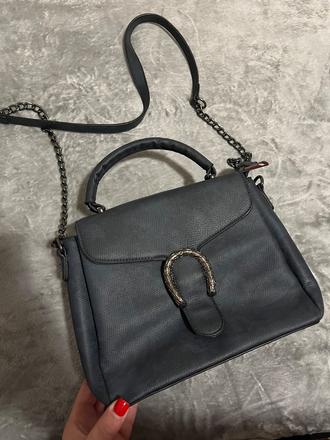 Tmavomodrá kabelka, 