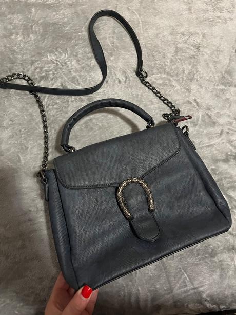 Tmavomodrá kabelka, 