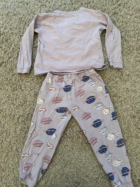 Fialové pyžamko, sinsay,110