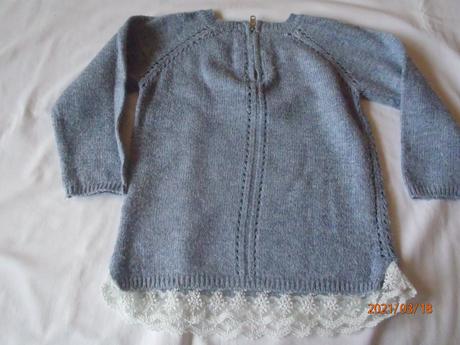 Bledomodrý pulover s čipkou, f&f,104