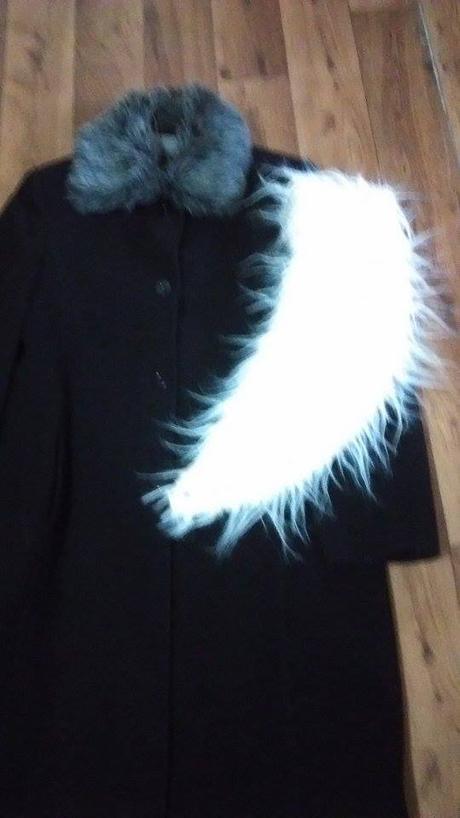 Damsky cierny flaušovy kabat s kozus. limcom 40v, 40