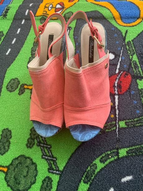 Krasne žiarivé sandalky, balada,39