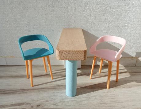 Drevený nábytok pre bábiky s 2 bábikami a mačkami, 