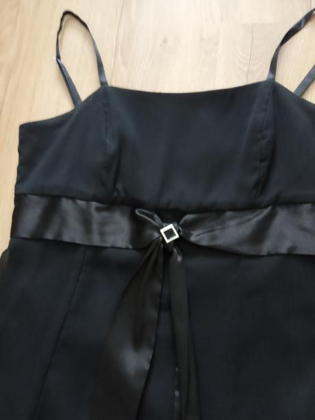 Čierne spoločenské šaty, 40