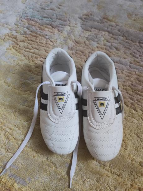 Tenisky na karate, 32