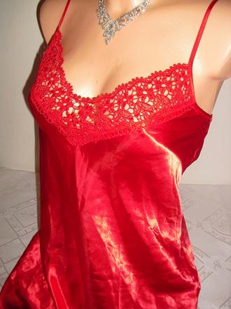 Cervena satenova vysivana kosielka, s