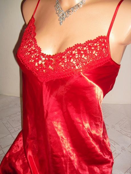 Cervena satenova vysivana kosielka, s