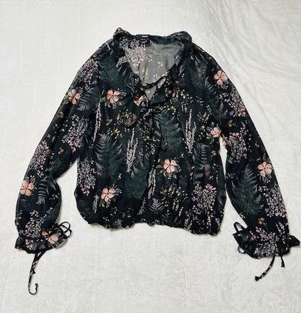 Krásna šifónová čierna blúzka so vzorom, l / m