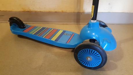 Predám modrú detskú kolobežku., 