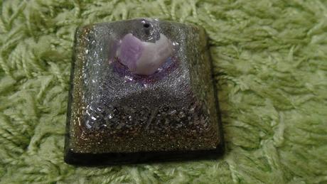 Orgonitová pyramída horský kryštál a ametyst, 