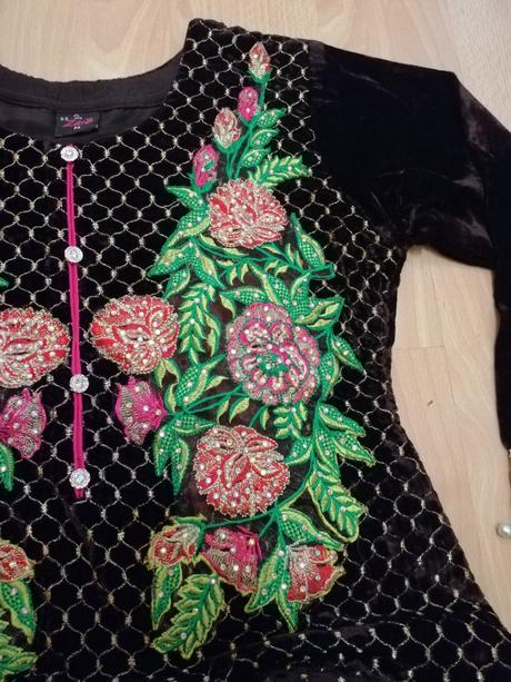 Nádherné vyšívané šaty, m