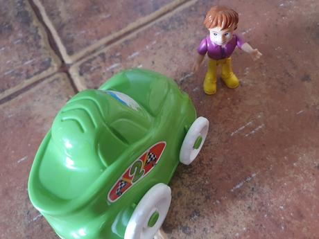 Autíčko a figúrka,