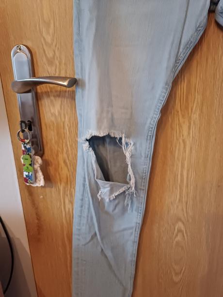 Pánske svetlé skinny rifle s trhaním, 28