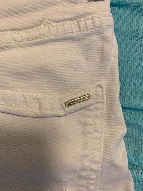 Biele riflove kratasy, bershka,36