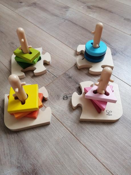 Nastrkovacia hra a puzzle, nastrkovačka hape tvary, 