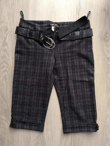 Krátke nohavice s opaskom, s