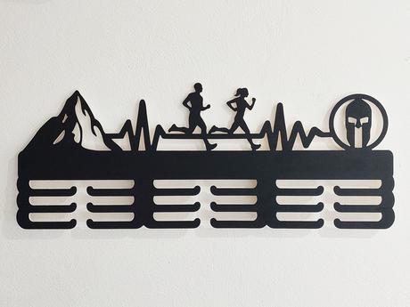 Drevený vešiak na medaily maľovaný 55cm trifecta,