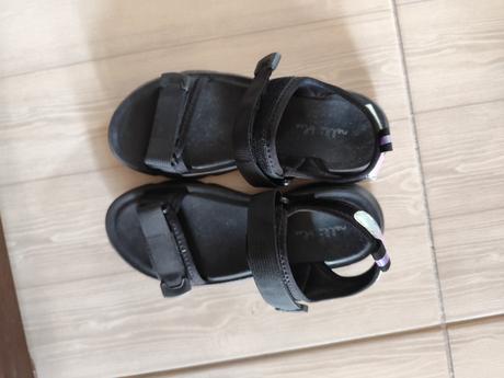 Darujem za poštovné sandále, nelli blu,35