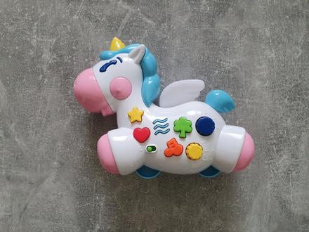 Navystar mláďa jednorožca,