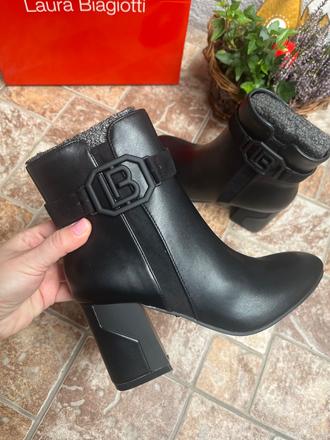 Nové členkové čižmy laura biagiotti, 36