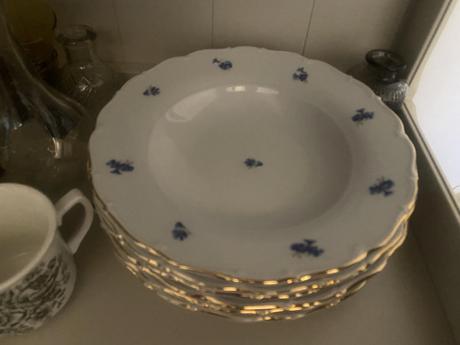 Hlboké taniere s kvetinovým vzorom, 