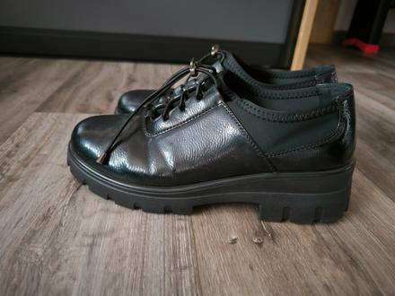 Čierné lesklé poltopánky, clara barson,38