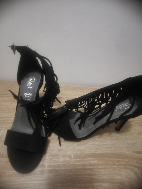 Sandalky so strapcami, 37