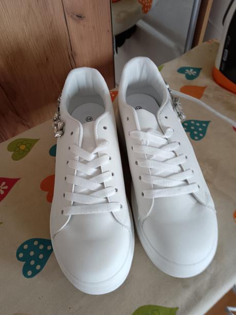 Tenisky už aj s poštou, 41