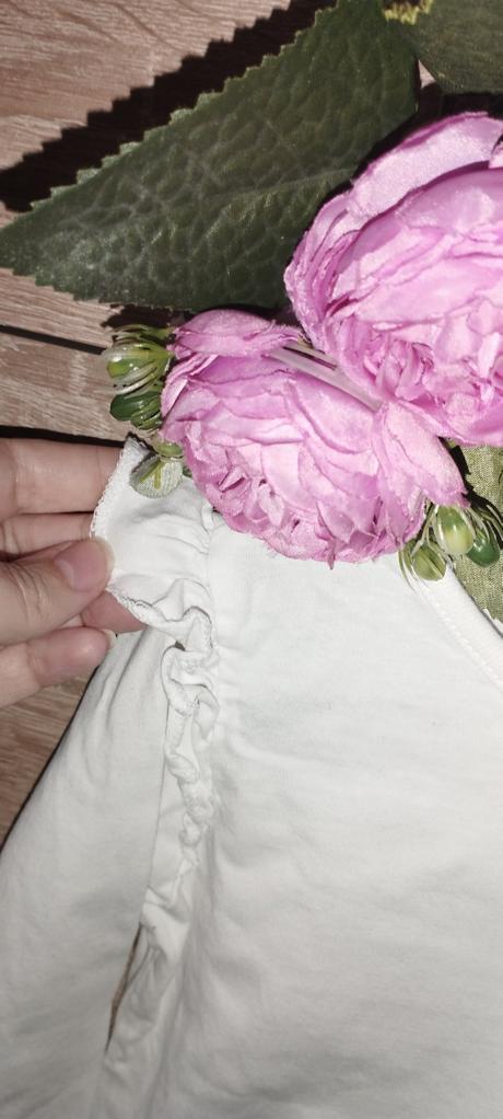 Krásne tričká s volánikmi, 104