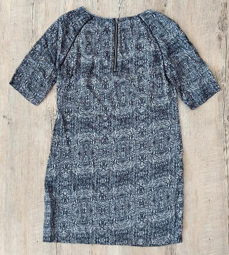 Sivé vzorované šaty, s