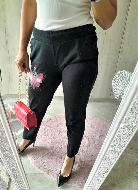 Tepláky s nápisom na zadku-m, m