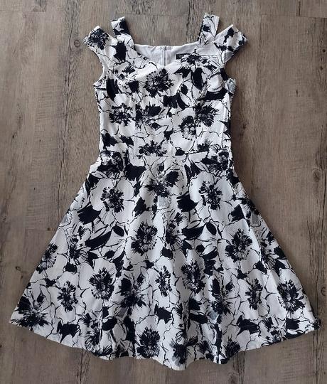 Čiernobiele kvetinové šaty, 36