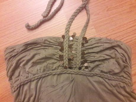 Top na zaväzovanie okolo krku, l