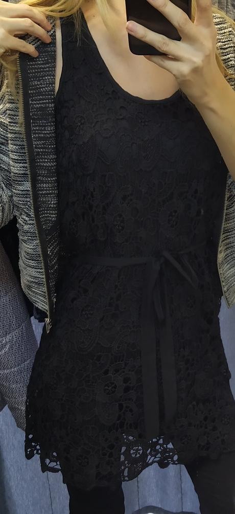 Čipkované čierne šaty, s