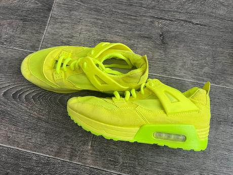 Neónové tenisky, 37