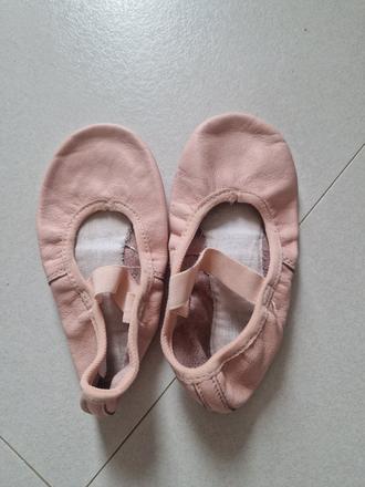 Ruzove baletne piskoty, 30