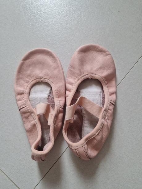 Ruzove baletne piskoty, 30