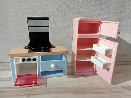 Drevený nábytok pre bábiky s 2 bábikami a mačkami, 