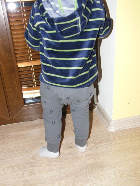 Písmenkové tepláčiky - veľmi dobrý stav, zara,80