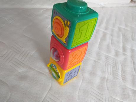 Intetaktívne kocky s rôznymi zábavkami,