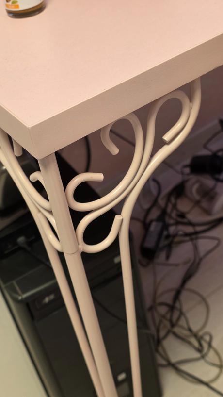 Ružový písací stôl,