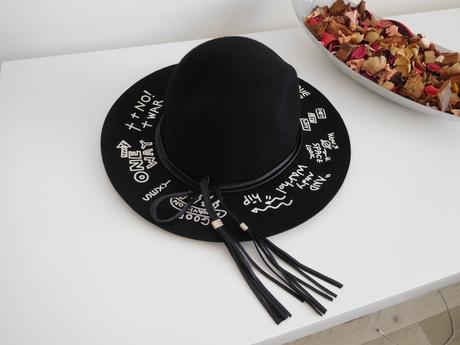 Reserved klobúk cierny s popisom bielej,, reserved