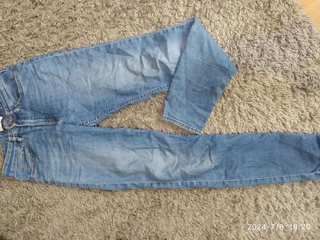 Dámske oblečenie, s